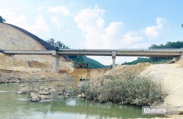 Khi ch&iacute;nh s&aacute;ch đến v&ugrave;ng kh&oacute; (1): &ldquo;Cả đời người mới thấy đường b&ecirc; t&ocirc;ng về bản&rdquo;- Ảnh 1.