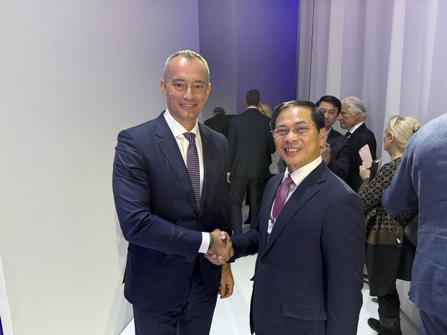 Phó Thủ tướng Bùi Thanh Sơn tham dự Lễ ký Hiến chương Hội đồng Hoà bình Dải Gaza- Ảnh 1. Phó Thủ tướng Bùi Thanh Sơn tham dự Lễ ký Hiến chương Hội đồng Hoà bình Dải Gaza- Ảnh 1.