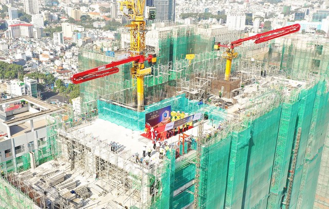 The Grand Manhattan tăng tốc về đích, chính thức cất nóc tháp cuối cùng - Ảnh 2.