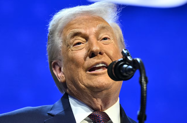 Ông Trump nói một hạm đội khổng lồ đang tiến về vùng Vịnh, trọng tâm là Iran - Ảnh 1.