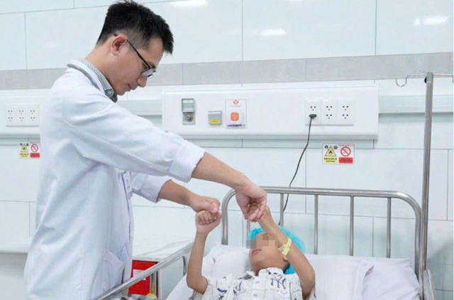 B&eacute; trai 7 tuổi đau đầu dữ dội, b&aacute;c sĩ ph&aacute;t hiện một căn bệnh đ&aacute;ng sợ - Ảnh 1.
