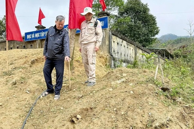 Phát hiện bom chùm trước cổng trường tiểu học - Ảnh 1.