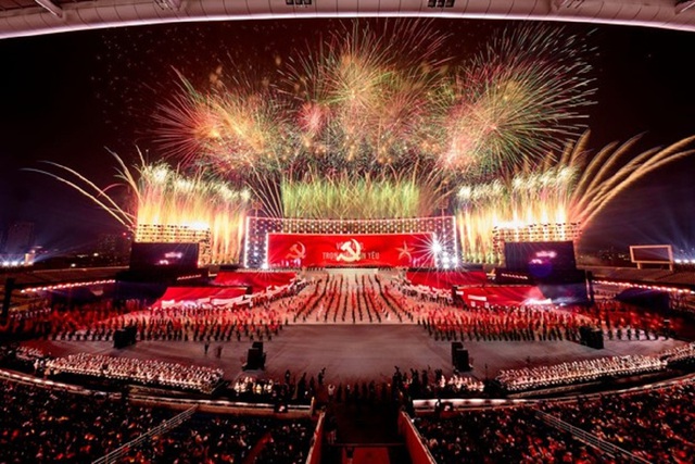 Kh&ocirc;ng cần đợi giao thừa, "vua ph&aacute;o hoa" Sun Group khiến Mỹ Đ&igrave;nh rực s&aacute;ng như lễ hội ph&aacute;o hoa thế giới- Ảnh 2.