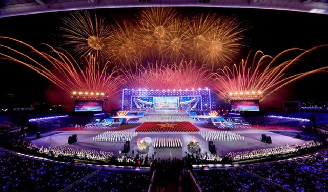 Kh&ocirc;ng cần đợi giao thừa, "vua ph&aacute;o hoa" Sun Group khiến Mỹ Đ&igrave;nh rực s&aacute;ng như lễ hội ph&aacute;o hoa thế giới- Ảnh 4.