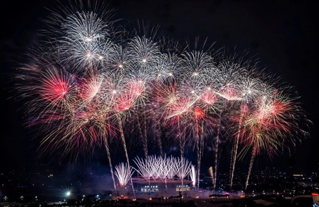 Kh&ocirc;ng cần đợi giao thừa, "vua ph&aacute;o hoa" Sun Group khiến Mỹ Đ&igrave;nh rực s&aacute;ng như lễ hội ph&aacute;o hoa thế giới- Ảnh 6.