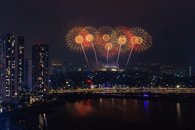 Kh&ocirc;ng cần đợi giao thừa, "vua ph&aacute;o hoa" Sun Group khiến Mỹ Đ&igrave;nh rực s&aacute;ng như lễ hội ph&aacute;o hoa thế giới- Ảnh 8.