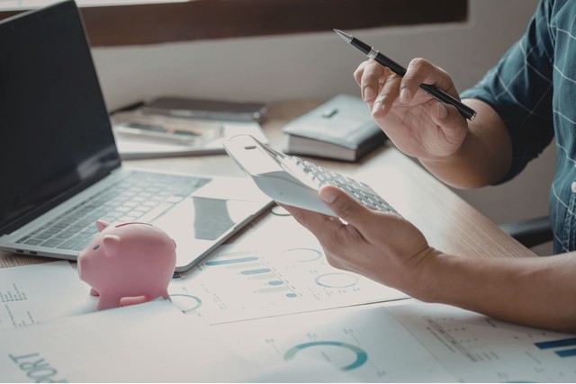 Người trẻ v&agrave; nỗi lo phải gi&agrave;u nhanh- Ảnh 1.