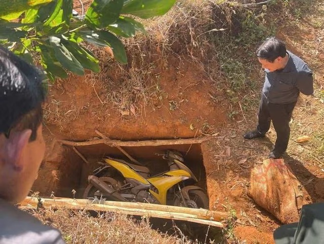Vụ cướp ng&acirc;n h&agrave;ng ở Gia Lai: Ph&aacute;t hiện chiếc xe m&aacute;y bị ch&ocirc;n ở b&atilde;i đất trống - Ảnh 1.