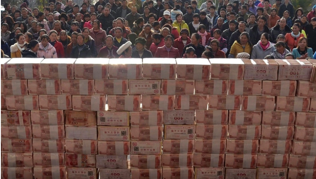 Thưởng Tết kiểu &ldquo;kh&ocirc;ng ai d&aacute;m nghĩ&rdquo;: C&oacute; nơi x&acirc;y hẳn&hellip; bức tường tiền mặt chia cho d&acirc;n - Ảnh 1.