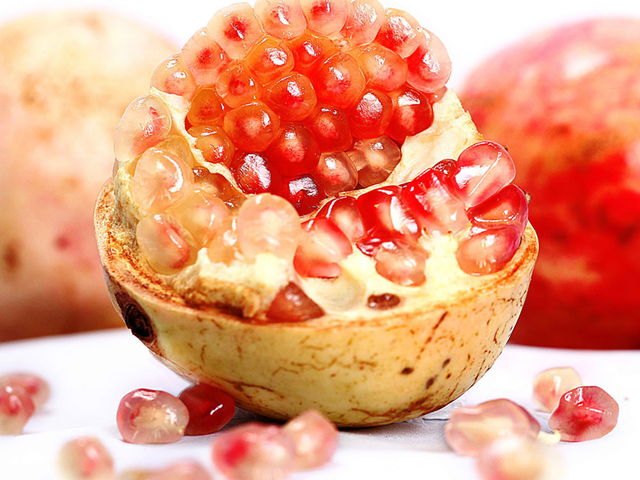 Người phụ nữ 64 tuổi tử vong v&igrave; ăn quả lựu theo c&aacute;ch "chẳng giống ai" - Ảnh 1.