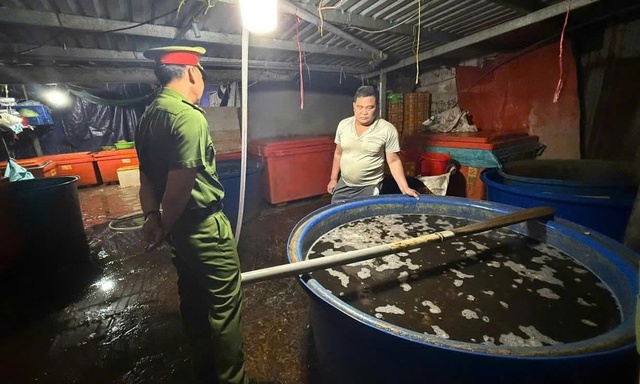 B&ecirc;n trong "xưởng" sử dụng 500 tấn ho&aacute; chất ng&acirc;m 3.000 tấn thịt ốc bươu- Ảnh 5.