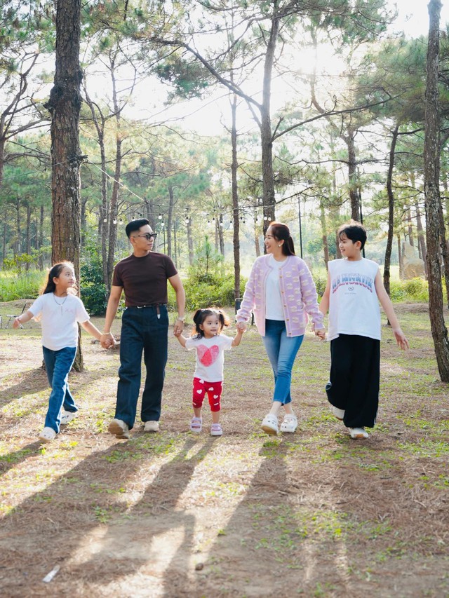 Con g&aacute;i &uacute;t nh&agrave; Kh&aacute;nh Thi - Phan Hiển "đốn tim" kh&aacute;n giả vẻ ngo&agrave;i xinh xắn, đ&aacute;ng y&ecirc;u như thi&ecirc;n thần  - Ảnh 7.