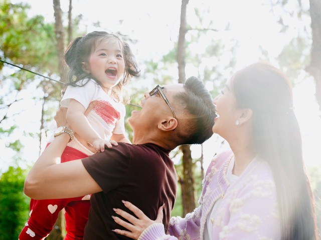 Con g&aacute;i &uacute;t nh&agrave; Kh&aacute;nh Thi - Phan Hiển "đốn tim" kh&aacute;n giả vẻ ngo&agrave;i xinh xắn, đ&aacute;ng y&ecirc;u như thi&ecirc;n thần  - Ảnh 5.