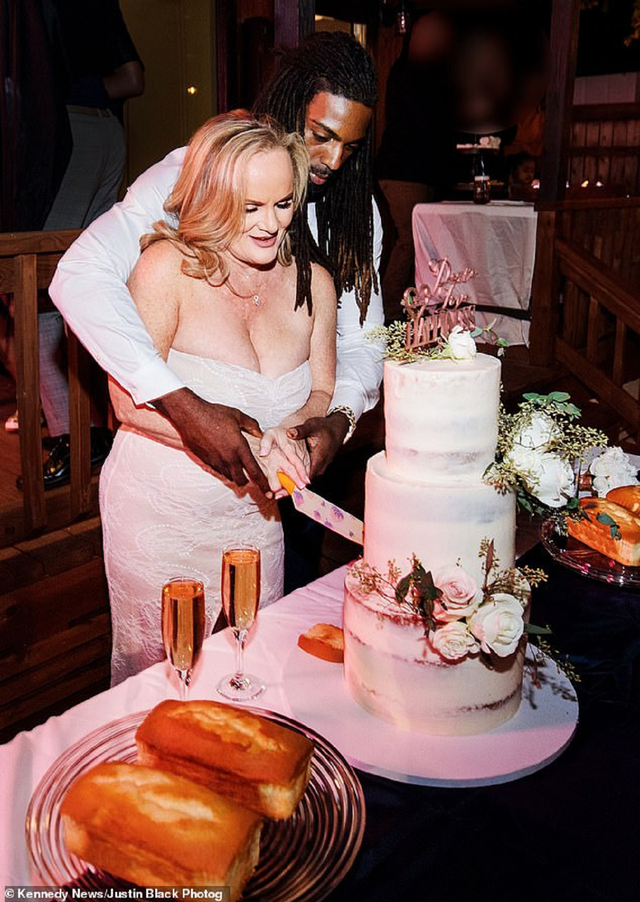 B&agrave; c&ocirc; 54 tuổi lấy trai trẻ k&eacute;m 21 tuổi, sau đ&aacute;m cưới c&aacute;i kết bất ngờ - Ảnh 3.