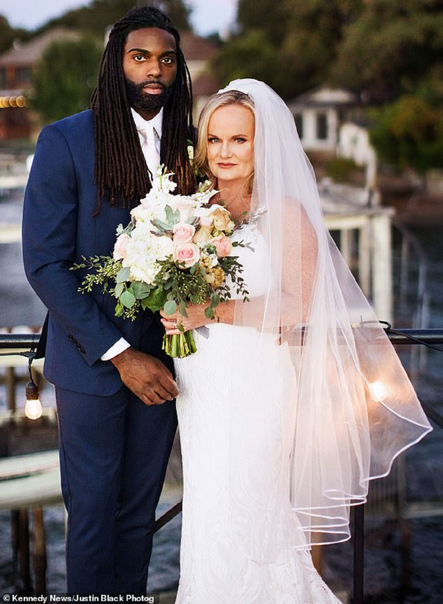 B&agrave; c&ocirc; 54 tuổi lấy trai trẻ k&eacute;m 21 tuổi, sau đ&aacute;m cưới c&aacute;i kết bất ngờ - Ảnh 1.