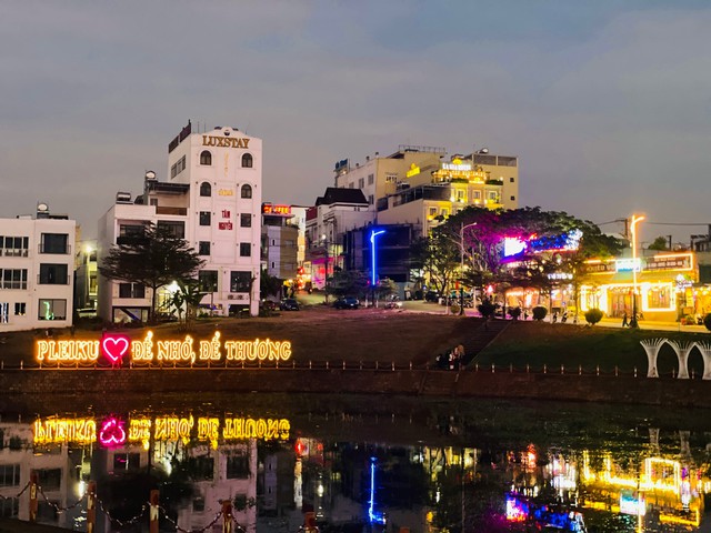 Phố đêm chợ nhỏ Pleiku - Ảnh 1.