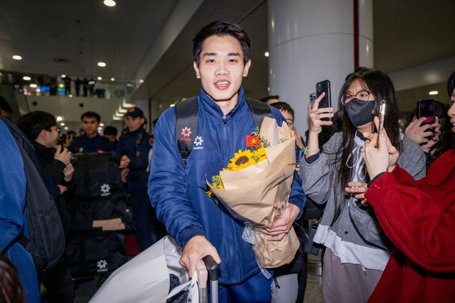 Thực hư h&igrave;nh ảnh &Aacute; hậu Cẩm Ly ra s&acirc;n bay đ&oacute;n cầu thủ Đ&igrave;nh Bắc? - Ảnh 5.