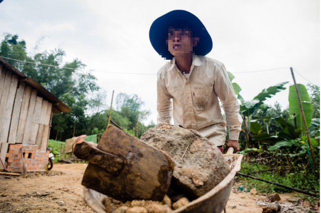 Tr&uacute;ng số độc đắc 3,5 tỷ đồng v&agrave; c&uacute; trượt d&agrave;i đớn đau mang t&ecirc;n c&aacute;m dỗ của ch&agrave;ng trai phụ hồ - Ảnh 1.