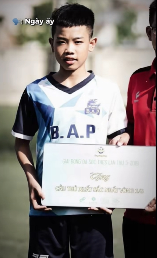 Cú "nhổ giò" thoát còi của cầu thủ Đình Bắc từ 1m50 cao lên 1m80 - Ảnh 3.