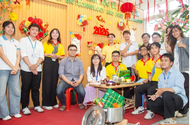 Tết Bính Ngọ 2026: Nhiều trường đại học chi tiền tỉ lì xì, tặng vé xe, quà xuân cho sinh viên - Ảnh 3.