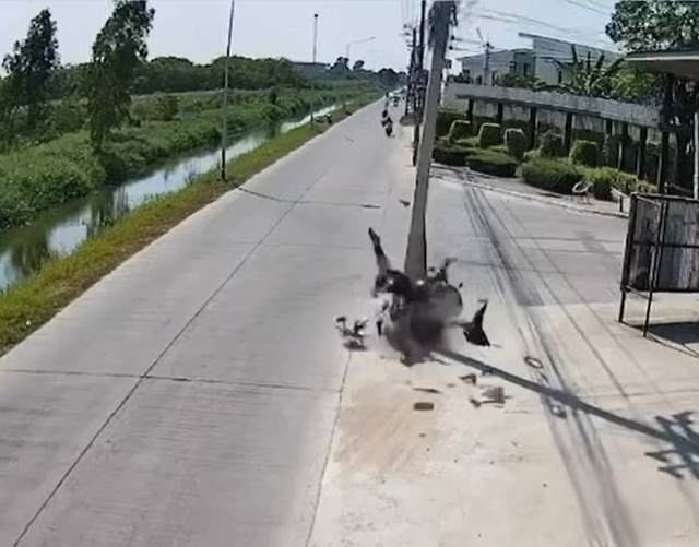 Tông vào cột điện, người đàn ông đi xe phân khối lớn tử vong - Ảnh 1.