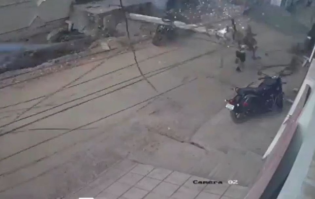 Cột điện đổ sập xuống đường, cậu học sinh thoát chết trong gang tấc - Ảnh 1.