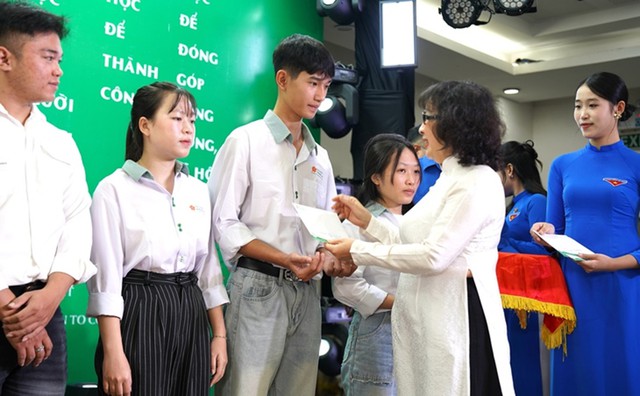 Tết Bính Ngọ 2026: Nhiều trường đại học chi tiền tỉ lì xì, tặng vé xe, quà xuân cho sinh viên - Ảnh 4.