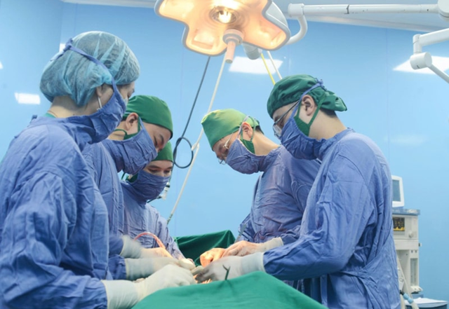 Đau bụng &acirc;m ỉ, người đ&agrave;n &ocirc;ng su&yacute;t mất mạng v&igrave; thứ "đ&aacute;ng sợ" b&ecirc;n trong- Ảnh 1.