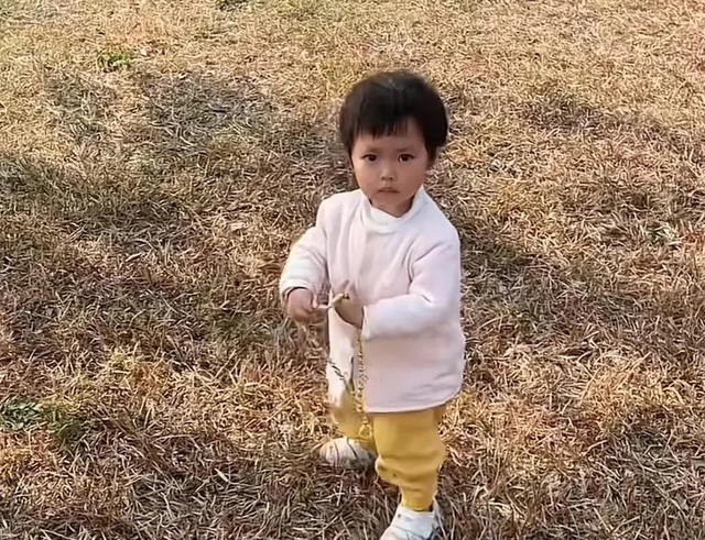 Đi chơi, b&eacute; g&aacute;i nhặt được d&acirc;y chuyền v&agrave;ng trị gi&aacute; 262 triệu đồng - Ảnh 1.