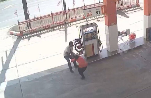 Tấn c&ocirc;ng nh&acirc;n vi&ecirc;n trạm xăng, t&ecirc;n cướp nhận kết đắng sau v&agrave;i gi&acirc;y - Ảnh 1.