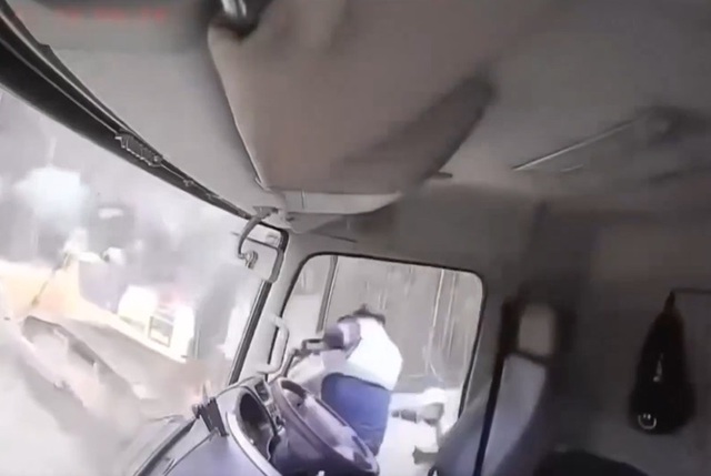 Lở đất, t&agrave;i xế sợ h&atilde;i nhảy khỏi xe tải rồi bỏ chạy- Ảnh 1.