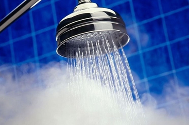 Người đ&agrave;n &ocirc;ng 40 tuổi tử vong đột ngột v&igrave; thường xuy&ecirc;n tắm theo c&aacute;ch "vạn người m&ecirc;" - Ảnh 1.