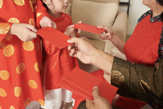 Tự &yacute; "giữ gi&ugrave;m" tiền l&igrave; x&igrave; của con, cha mẹ c&oacute; thể bị phạt tới 30 triệu đồng - Ảnh 1.