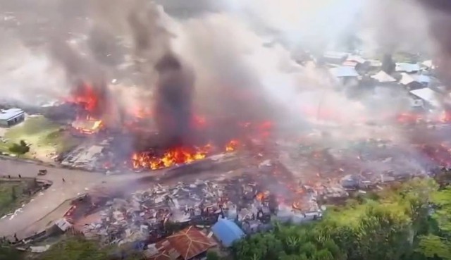 Cháy lớn, hàng trăm ngôi nhà bị thiêu rụi - Ảnh 1.