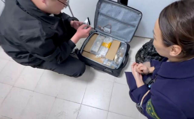 Ph&aacute;t hiện vali m&agrave;u đen chứa 12kg v&agrave;ng trị gi&aacute; 74 tỷ đồng - Ảnh 1.