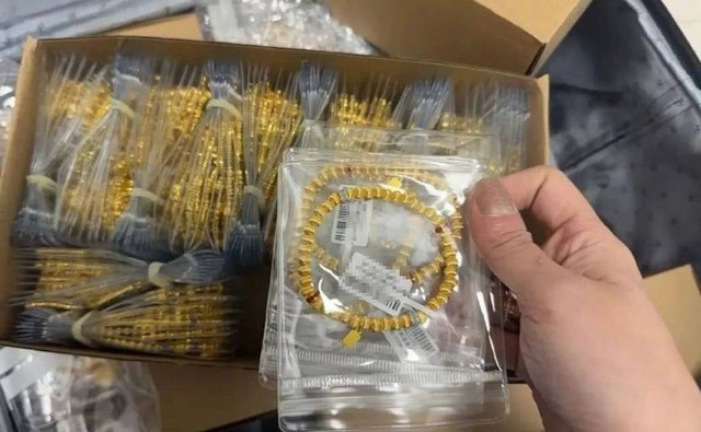 Ph&aacute;t hiện vali m&agrave;u đen chứa 12kg v&agrave;ng trị gi&aacute; 74 tỷ đồng - Ảnh 2.