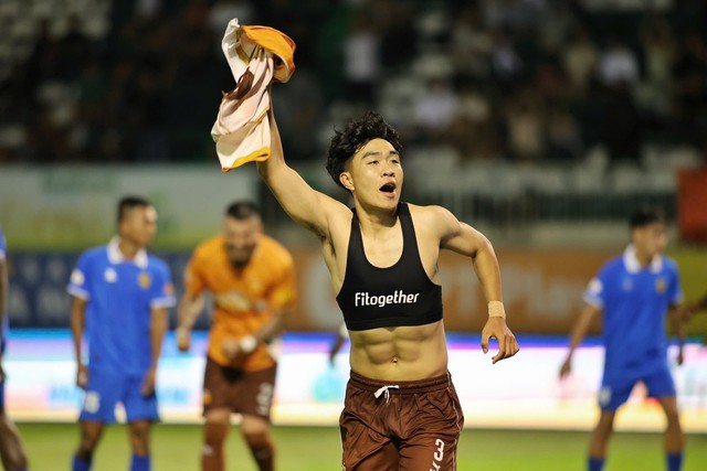 Trung vệ L&yacute; Đức với h&igrave;nh ảnh kh&aacute;c lạ khiến netizen phản ứng - Ảnh 3.