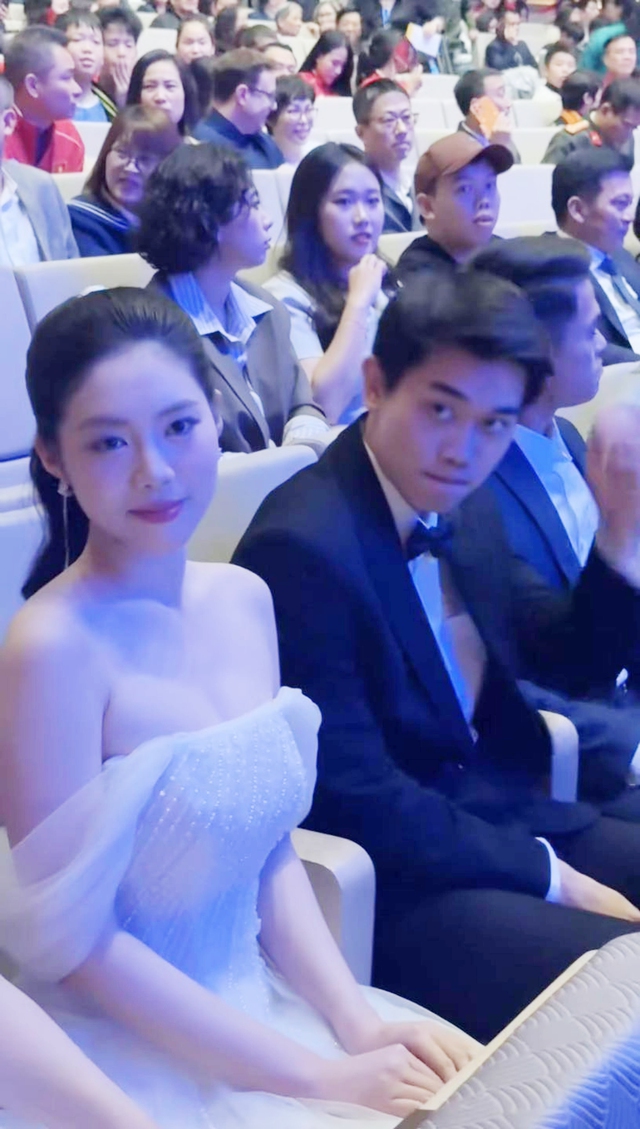 C&aacute;i liếc mắt của tiền đạo Đ&igrave;nh Bắc khiến d&acirc;n mạng x&ocirc;n xao - Ảnh 1.