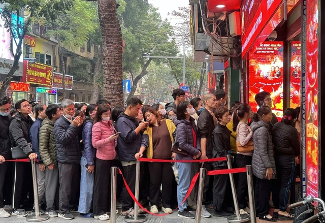 Gi&aacute; v&agrave;ng giảm s&acirc;u, người d&acirc;n xếp h&agrave;ng mua với t&acirc;m l&yacute; b&ugrave; lỗ - Ảnh 1.