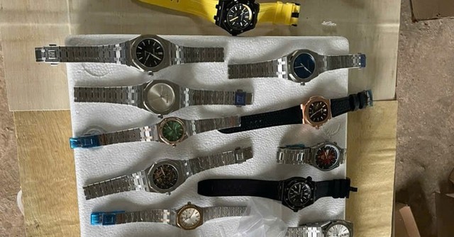 Gần 900 đồng hồ nghi giả c&aacute;c thương hiệu lớn vừa bị Hải quan thu giữ  - Ảnh 1.