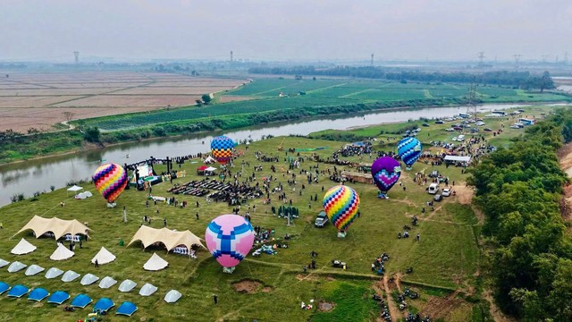 Tết chưa g&otilde; cửa, H&agrave; Nội đ&atilde; phủ k&iacute;n kh&ocirc;ng kh&iacute; xu&acirc;n - Ảnh 3.