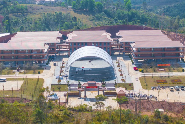 M&aacute;y t&iacute;nh bảng, nhạc cụ d&acirc;n tộc&hellip; v&agrave; ng&ocirc;i trường &ldquo;5 sao&rdquo; hiện đại v&ugrave;ng bi&ecirc;n giới Điện Bi&ecirc;n- Ảnh 1.