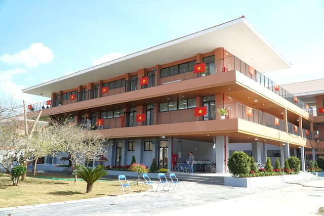 M&aacute;y t&iacute;nh bảng, nhạc cụ d&acirc;n tộc&hellip; v&agrave; ng&ocirc;i trường &ldquo;5 sao&rdquo; hiện đại v&ugrave;ng bi&ecirc;n giới Điện Bi&ecirc;n- Ảnh 2.