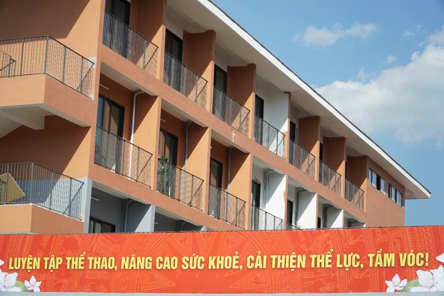 M&aacute;y t&iacute;nh bảng, nhạc cụ d&acirc;n tộc&hellip; v&agrave; ng&ocirc;i trường &ldquo;5 sao&rdquo; hiện đại v&ugrave;ng bi&ecirc;n giới Điện Bi&ecirc;n- Ảnh 3.