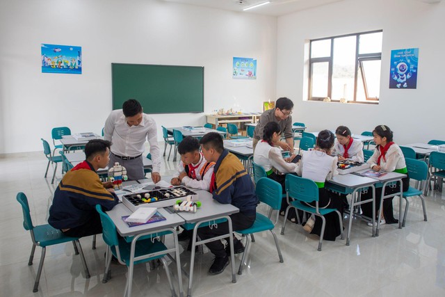 M&aacute;y t&iacute;nh bảng, nhạc cụ d&acirc;n tộc&hellip; v&agrave; ng&ocirc;i trường &ldquo;5 sao&rdquo; hiện đại v&ugrave;ng bi&ecirc;n giới Điện Bi&ecirc;n- Ảnh 4.