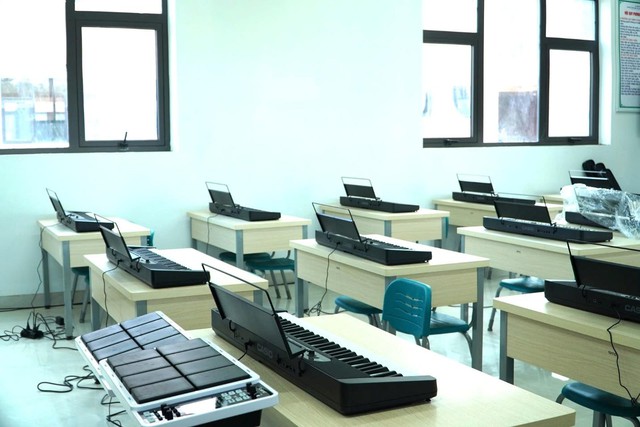 M&aacute;y t&iacute;nh bảng, nhạc cụ d&acirc;n tộc&hellip; v&agrave; ng&ocirc;i trường &ldquo;5 sao&rdquo; hiện đại v&ugrave;ng bi&ecirc;n giới Điện Bi&ecirc;n- Ảnh 7.