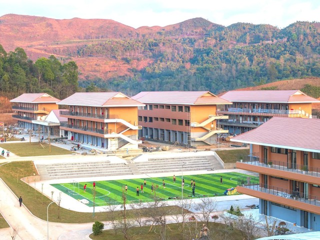 M&aacute;y t&iacute;nh bảng, nhạc cụ d&acirc;n tộc&hellip; v&agrave; ng&ocirc;i trường &ldquo;5 sao&rdquo; hiện đại v&ugrave;ng bi&ecirc;n giới Điện Bi&ecirc;n- Ảnh 9.