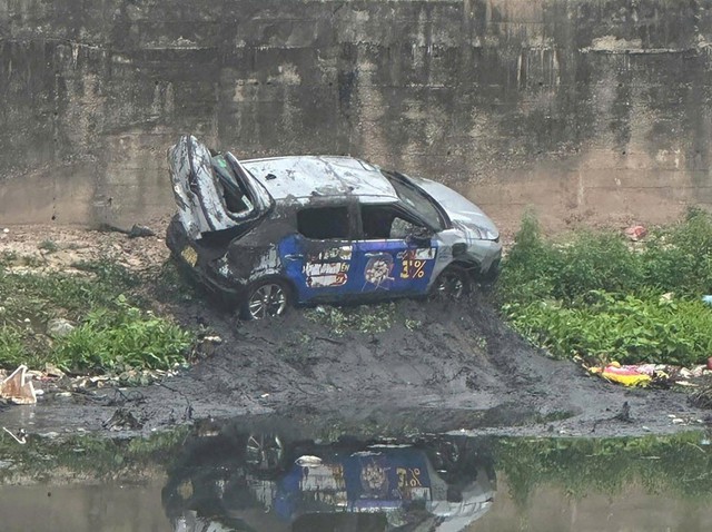 L&yacute; do khiến &ocirc; t&ocirc; lao xuống s&ocirc;ng Nhuệ l&uacute;c rạng s&aacute;ng? - Ảnh 2.