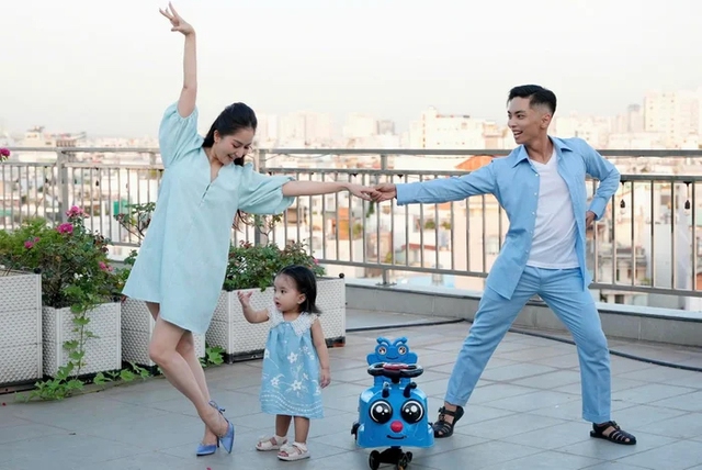 Phút ngẫu hứng của vợ chồng Khánh Thi - Phan Hiển gây "sốt" mạng xã hội- Ảnh 6. Phút ngẫu hứng của vợ chồng Khánh Thi - Phan Hiển gây "sốt" mạng xã hội- Ảnh 6.