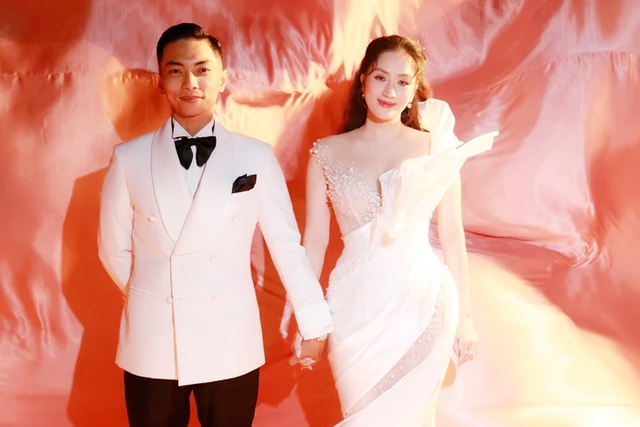 Phút ngẫu hứng của vợ chồng Khánh Thi - Phan Hiển gây "sốt" mạng xã hội- Ảnh 1. Phút ngẫu hứng của vợ chồng Khánh Thi - Phan Hiển gây "sốt" mạng xã hội- Ảnh 1.
